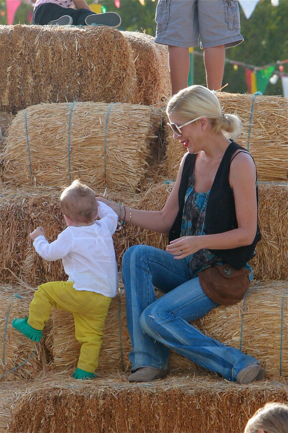 Tori Spelling et son mari Dean McDermott emmènent leurs enfants à la ferme aux citrouilles à Woodland Hills, le 13 octobre 2013.