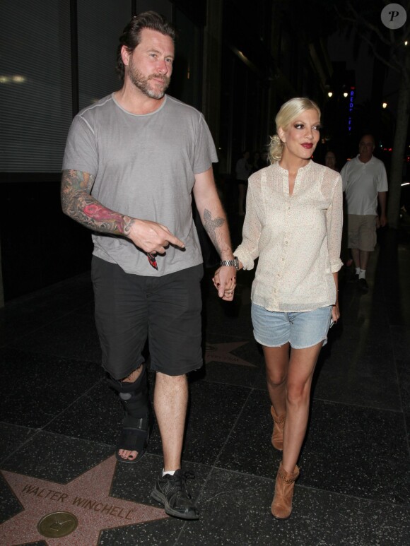 Tori Spelling et son mari Dean McDermott quittent un restaurant à Hollywood, le 6 juillet 2013.