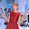 Taylor Swift pose avec ses trophées aux 47e CMA Awards à Nashville, le 6 novembre 2013.