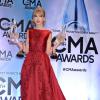 Taylor Swift pose avec ses trophées aux 47e CMA Awards à Nashville, le 6 novembre 2013.
