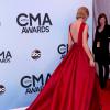Taylor Swift, sublime en Elie Saab, sur le tapis rouge des 47e CMA Awards à Nashville, le 6 novembre 2013.