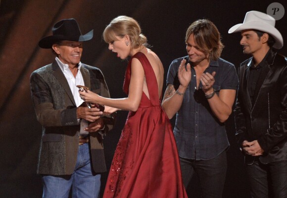 Taylor Swift très émue lors des 47e CMA Awards à Nashville, le 6 novembre 2013.
