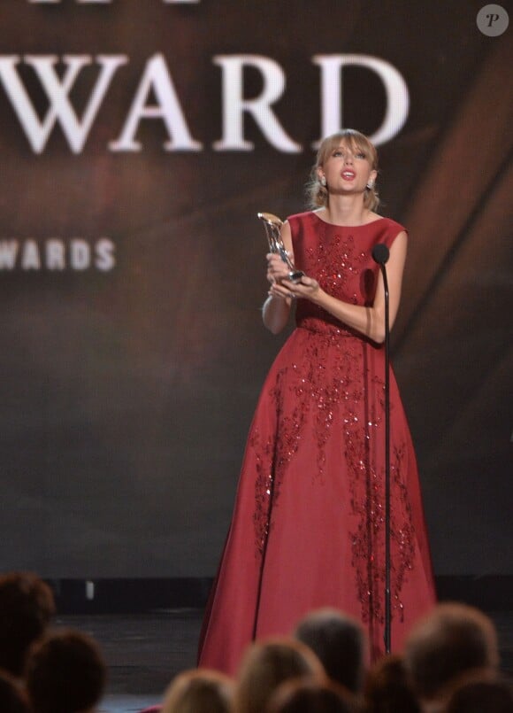 Taylor Swift très émue lors des 47e CMA Awards à Nashville, le 6 novembre 2013.