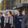 La princesse Victoria (toujours stylée) et le prince Daniel de Suède sont en voyage officiel de deux jours au Royaume-Uni. Ils sont actuellement à Cambridge, où ils visitent des logements créés par la compagnie suedoise Skanska. Le 8 novembre 2013
