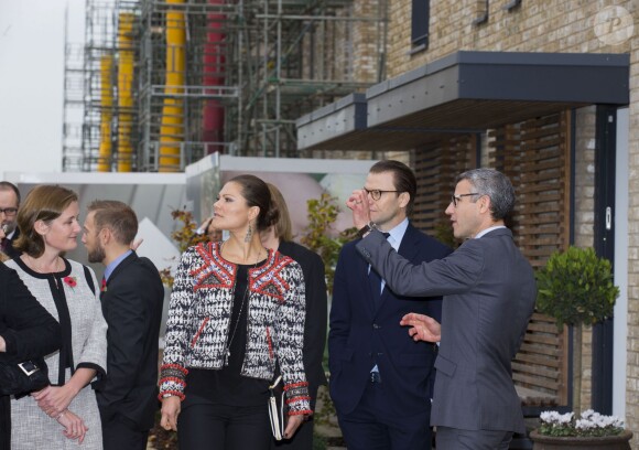 La princesse Victoria (toujours stylée) et le prince Daniel de Suède sont en voyage officiel de deux jours au Royaume-Uni. Ils sont actuellement à Cambridge, où ils visitent des logements créés par la compagnie suedoise Skanska. Le 8 novembre 2013