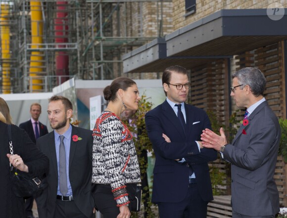 La princesse Victoria (qui a misé sur un look urbain impeccable) et le prince Daniel de Suède sont en voyage officiel de deux jours au Royaume-Uni. Ils sont actuellement à Cambridge, où ils visitent des logements créés par la compagnie suedoise Skanska. Le 8 novembre 2013