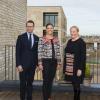 La princesse Victoria et le prince Daniel de Suède sont en voyage officiel de deux jours au Royaume-Uni. Ils sont actuellement à Cambridge, où ils visitent des logements créés par la compagnie suedoise Skanska. Le 8 novembre 2013
