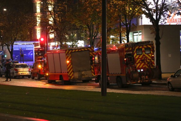 Manuel Valls et le préfet de police de Paris se sont rendus au Palais des Sports où une explosion durant la préparation de la comédie musicale "1789, les amants de la Bastille" a fait une quinzaine de blessés et un mort, le 8 novembre 2013 à Paris