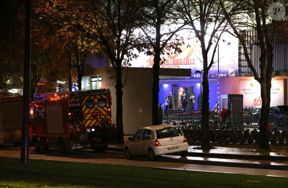 Manuel Valls et le préfet de police de Paris se sont rendus au Palais des Sports où une explosion durant la préparation de la comédie musicale "1789, les amants de la Bastille" a fait une quinzaine de blessés et un mort, le 8 novembre 2013 à Paris