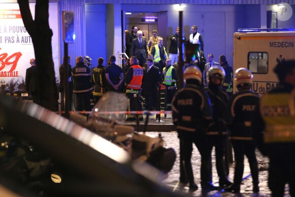 Manuel Valls et le préfet de police de Paris se sont rendus au Palais des Sports où une explosion durant la préparation de la comédie musicale "1789, les amants de la Bastille" a fait une quinzaine de blessés et un mort, le 8 novembre 2013 à Paris