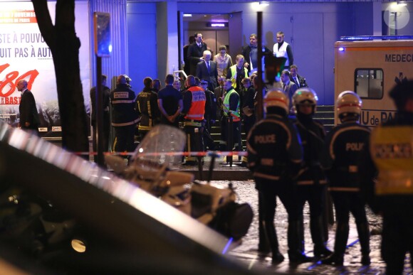 Manuel Valls et le préfet de police de Paris se sont rendus au Palais des Sports où une explosion durant la préparation de la comédie musicale "1789, les amants de la Bastille" a fait une quinzaine de blessés et un mort, le 8 novembre 2013 à Paris