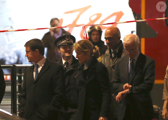 Manuel Valls et le préfet de police de Paris se sont rendus au Palais des Sports où une explosion durant la préparation de la comédie musicale "1789, les amants de la Bastille" a fait une quinzaine de blessés et un mort, le 8 novembre 2013 à Paris