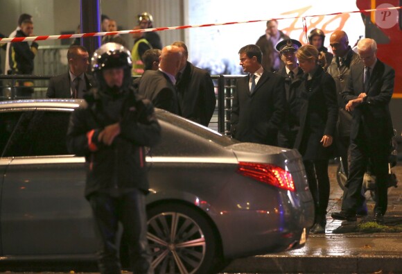 Manuel Valls et le préfet de police de Paris se sont rendus au Palais des Sports où une explosion durant la préparation de la comédie musicale "1789, les amants de la Bastille" a fait une quinzaine de blessés et un mort, le 8 novembre 2013 à Paris