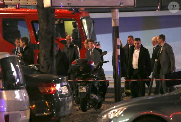 Manuel Valls et le préfet de police de Paris se sont rendus au Palais des Sports où une explosion durant la préparation de la comédie musicale "1789, les amants de la Bastille" a fait une quinzaine de blessés et un mort, le 8 novembre 2013 à Paris