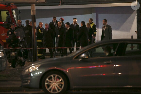 Manuel Valls et le préfet de police de Paris se sont rendus au Palais des Sports où une explosion durant la préparation de la comédie musicale "1789, les amants de la Bastille" a fait une quinzaine de blessés et un mort, le 8 novembre 2013 à Paris
