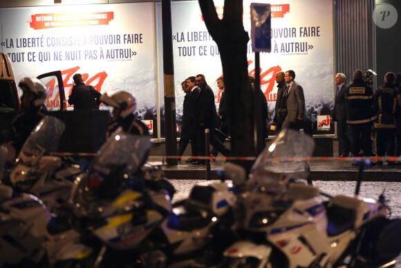 Manuel Valls et le préfet de police de Paris se sont rendus au Palais des Sports où une explosion durant la préparation de la comédie musicale "1789, les amants de la Bastille" a fait une quinzaine de blessés et un mort, le 8 novembre 2013 à Paris