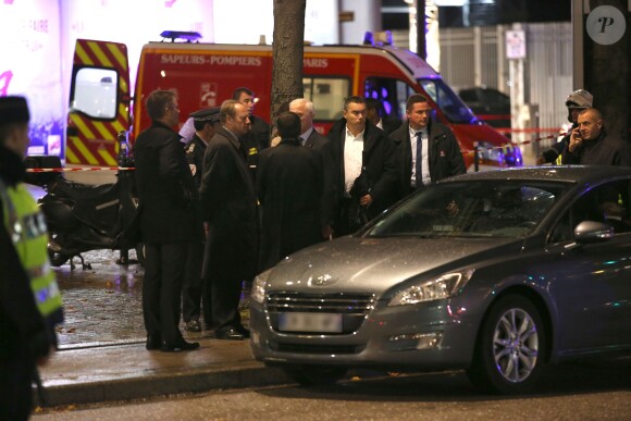Manuel Valls et le préfet de police de Paris se sont rendus au Palais des Sports où une explosion durant la préparation de la comédie musicale "1789, les amants de la Bastille" a fait une quinzaine de blessés et un mort, le 8 novembre 2013 à Paris