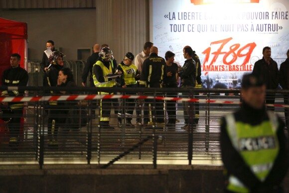 Manuel Valls et le préfet de police de Paris se sont rendus au Palais des Sports où une explosion durant la préparation de la comédie musicale "1789, les amants de la Bastille" a fait une quinzaine de blessés et un mort, le 8 novembre 2013 à Paris