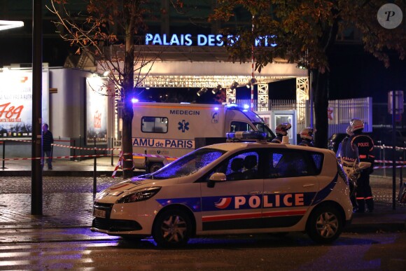 Manuel Valls et le préfet de police de Paris se sont rendus au Palais des Sports où une explosion durant la préparation de la comédie musicale "1789, les amants de la Bastille" a fait une quinzaine de blessés et un mort, le 8 novembre 2013 à Paris