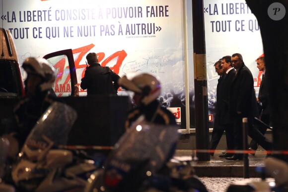 Manuel Valls et le préfet de police de Paris se sont rendus au Palais des Sports où une explosion durant la préparation de la comédie musicale "1789, les amants de la Bastille" a fait une quinzaine de blessés et un mort, le 8 novembre 2013 à Paris