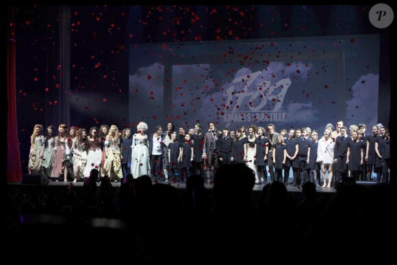 La troupe de la comédie musicale "1789, les amants de la Bastille", à Paris le 19 mars 2012