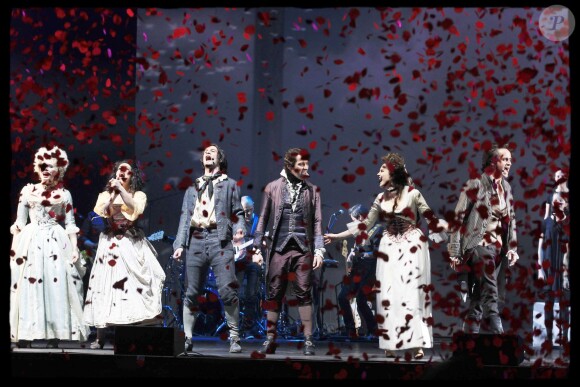La troupe de la comédie musicale "1789, les amants de la Bastille", à Paris le 19 mars 2012