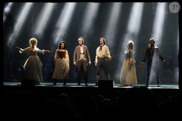 La troupe de la comédie musicale "1789, les amants de la Bastille", à Paris le 19 mars 2012