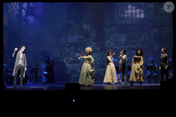 La troupe de la comédie musicale "1789, les amants de la Bastille", à Paris le 19 mars 2012