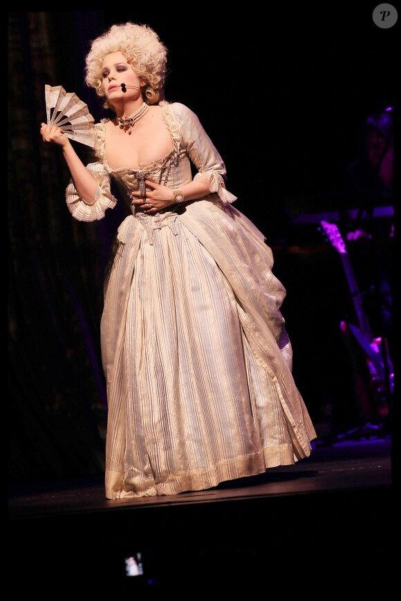 La troupe de la comédie musicale "1789, les amants de la Bastille", à Paris le 19 mars 2012