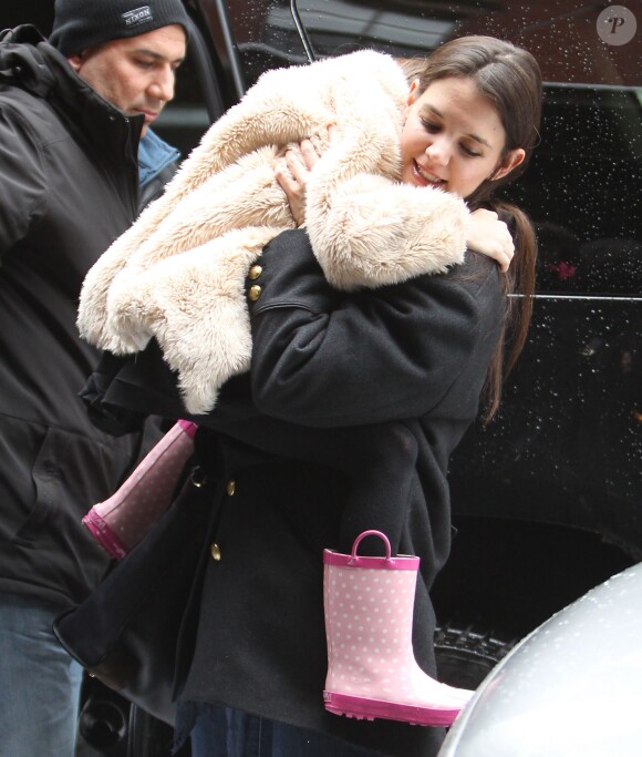 Katie Holmes portant sa fille Suri à New York le 8 mars 2013
