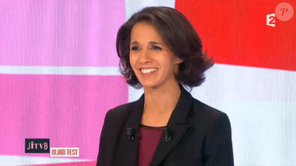 Sophia Aram sur le plateau de Jusqu'ici tout va bien, sur France 2, le vendredi 8 novembre 2013.