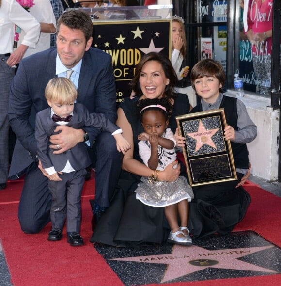 Mariska Hargitay, avec son mari et leurs trois enfants, a reçu son étoile sur le Hollywood Walk of Fame, le samedi 8 novembre 2013.