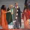 Le prince Charles et son épouse Camilla lors de la visite de la ville sacrée de Rishikesh, sur les rives du Gange, où ils ont assisté et participé à une cérémonie religieuse, le 6 novembre 2013, lors d'un séjour officiel de neuf jours en Inde et au Sri Lanka