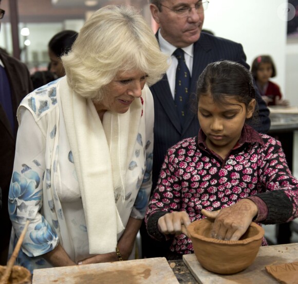 La duchesse de Cornouailles lors d'une visite à l'école Doon de Dehradun, le 7 novembre 2013, dans le cadre d'une visite officielle du couple princier en Inde et au Sri Lanka