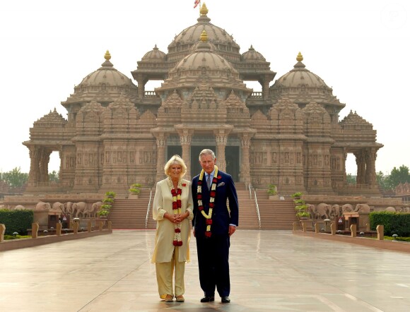 Le prince de Galles et son épouse Camilla lors de leur visite du temple Akshardham à New Delhi le 8 novembre 2013