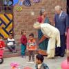 Le prince Charles et la duchesse de Cornouailles lors de leur visite de l'école communautaire de Katha où il ont rencontré professeurs et élèves avant que le prince de Galles ne souffle les bougies de son gâteau d'anniversaire un peu en avance, le 8 novembre 2013