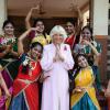 Camilla Parker Bowles apprend quelques mouvements de danse de la cérémonie Aarti, à l'Asha Sadan (la Maison de l'espoir) qui recueille des enfants abandonnés et victimes d'abus à Bombay le 9 novembre 2013