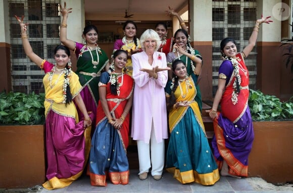 Camilla Parker Bowles apprend quelques mouvements de danse de la cérémonie Aarti, à l'Asha Sadan (la Maison de l'espoir) qui recueille des enfants abandonnés et victimes d'abus à Bombay le 9 novembre 2013