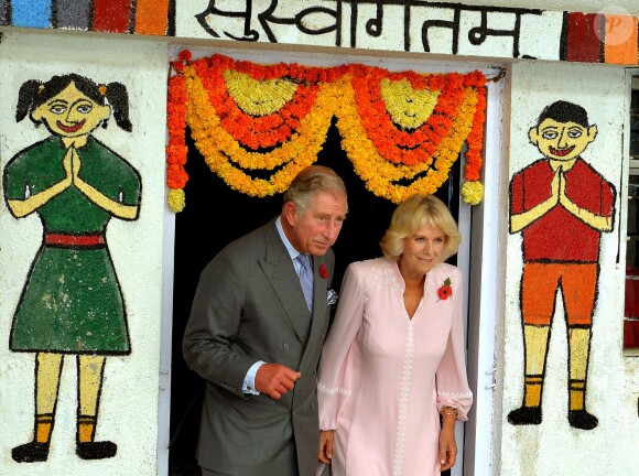 Le prince Charles et son épouse Camilla lors d'une visite d'une crèche mobile à Bombay, le 9 novembre 2013 dans le cadre d'une visite officielle de neuf jours entre l'Inde et le Sri Lanka