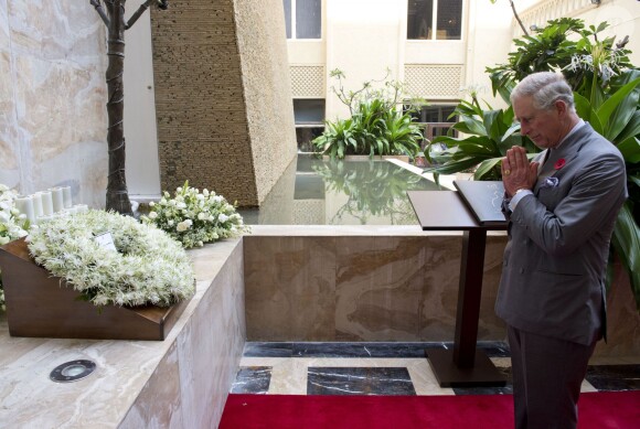 Le prince de Galles de recueille devant le mument qui rend hommage aux victimes des attentats de Bombay de 2006, le 9 novembre 2013