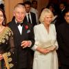 Le prince Charles et la duchesse de Cornouailles lors d'un dîner avec le milliardaire Mukesh Ambani et sa femme Nita à une soirée caritative à Bombay le 9 novembre 2013