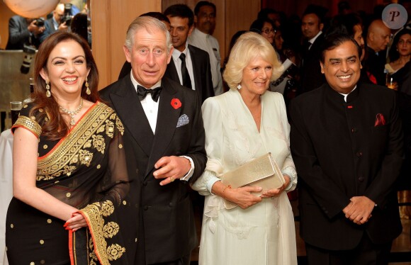 Le prince Charles et la duchesse de Cornouailles lors d'un dîner avec le milliardaire Mukesh Ambani et sa femme Nita à une soirée caritative à Bombay le 9 novembre 2013