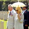 Le prince de Galles et la duchesse de Cornouailles se recueillent au cimetière Kirkee de Pune sur les tombes des victimes de la Première Guerre mondiale à l'occasion des cérémonies de Remembrance Day, le 10 novembre 2013