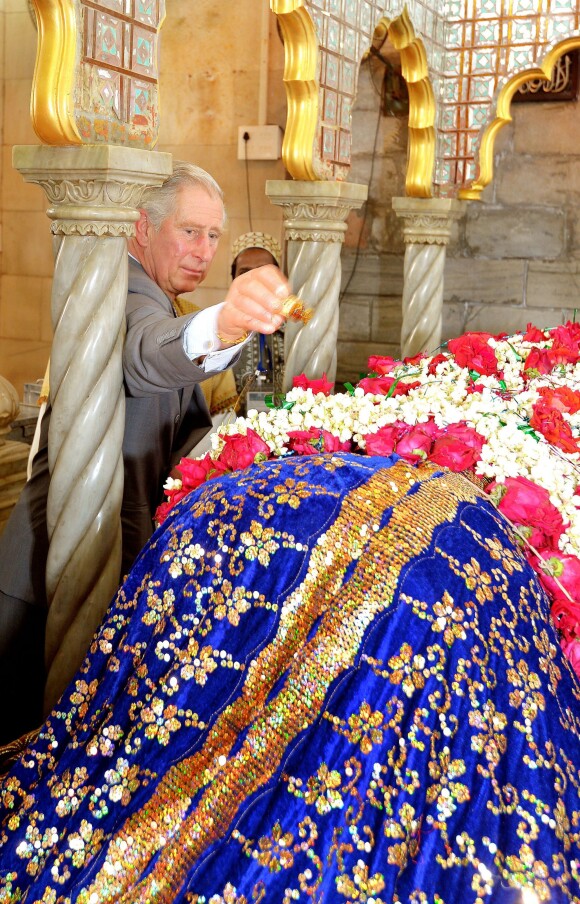 Le prince Charles lors d'une visite à la mosquée Haji Ali de Bombay, le 11 novembre 2013
