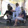 Rod Stewart de sortie dans un parc de Studio City avec sa femme Penny Lancaster, ses deux garçons Alastair et Aiden, ainsi qu'avec sa fille Kimberly et sa petite fille Delilah, le 9 novembre 2013