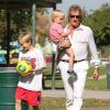 Rod Stewart de sortie dans un parc de Studio City avec ses deux garçons Alastair et Aiden, le 9 novembre 2013