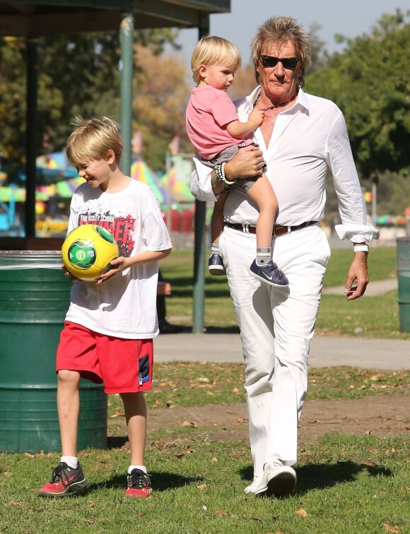 Rod Stewart de sortie dans un parc de Studio City avec ses deux garçons Alastair et Aiden, le 9 novembre 2013