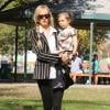Kimberly Stewart et sa petite fille Delilah, le 9 novembre 2013 dans un parc de Studio City