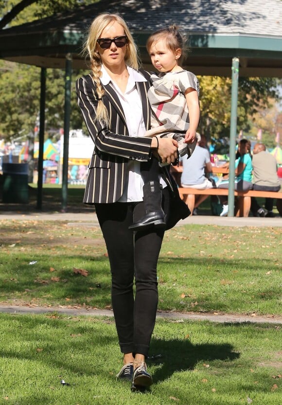 Kimberly Stewart et sa petite fille Delilah, le 9 novembre 2013 dans un parc de Studio City