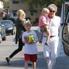 Rod Stewart de sortie dans un parc de Studio City avec sa femme Penny Lancaster, ses deux garçons Alastair et Aiden, ainsi qu'avec sa fille Kimberly et sa petite fille Delilah, le 9 novembre 2013